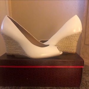 White 2.5 inches wedge open toe shoes .